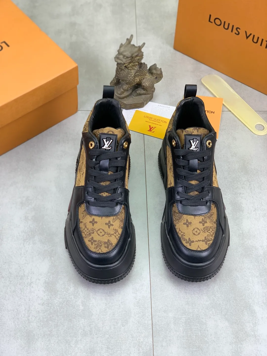 Men's men's shoes 💰P440 new style 💶【LOUIS VUITTON) new high top🍀LV Louis Vuitton *—— LV classic high top trendy shoes! Made of imported original soft calfskin, water-dyed pigskin lining. Original wear-resistant rubber outsole! High quality products! Code number: 38-44 Color: 2️⃣colors available